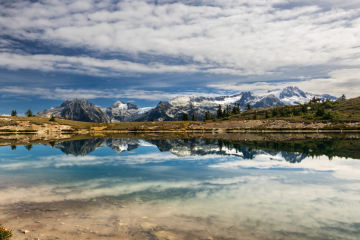 Mamquam and other mountains reflecting in the lake