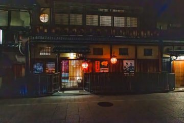 Hanamikoji  at night