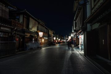 Hanamikoji  at night