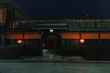 Hanamikoji  at night