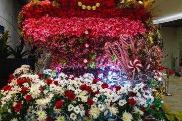 A giant gingerbread man made of....flowers