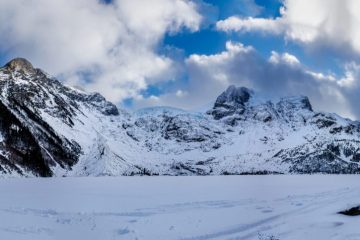 Joffre Lakes - Upper Lake - Winter
