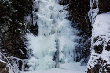 Half frozen Norvan Falls on Jan 2024