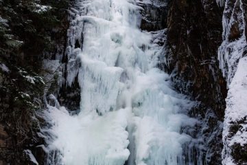 Half frozen Norvan Falls on Jan 2024