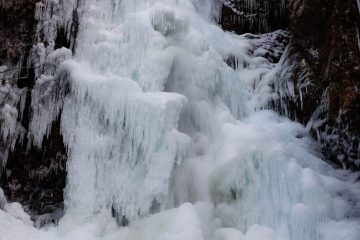Half frozen Norvan Falls on Jan 2024